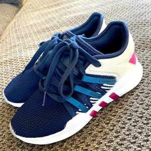 EUC adidas sneakers. Size 5 women’s